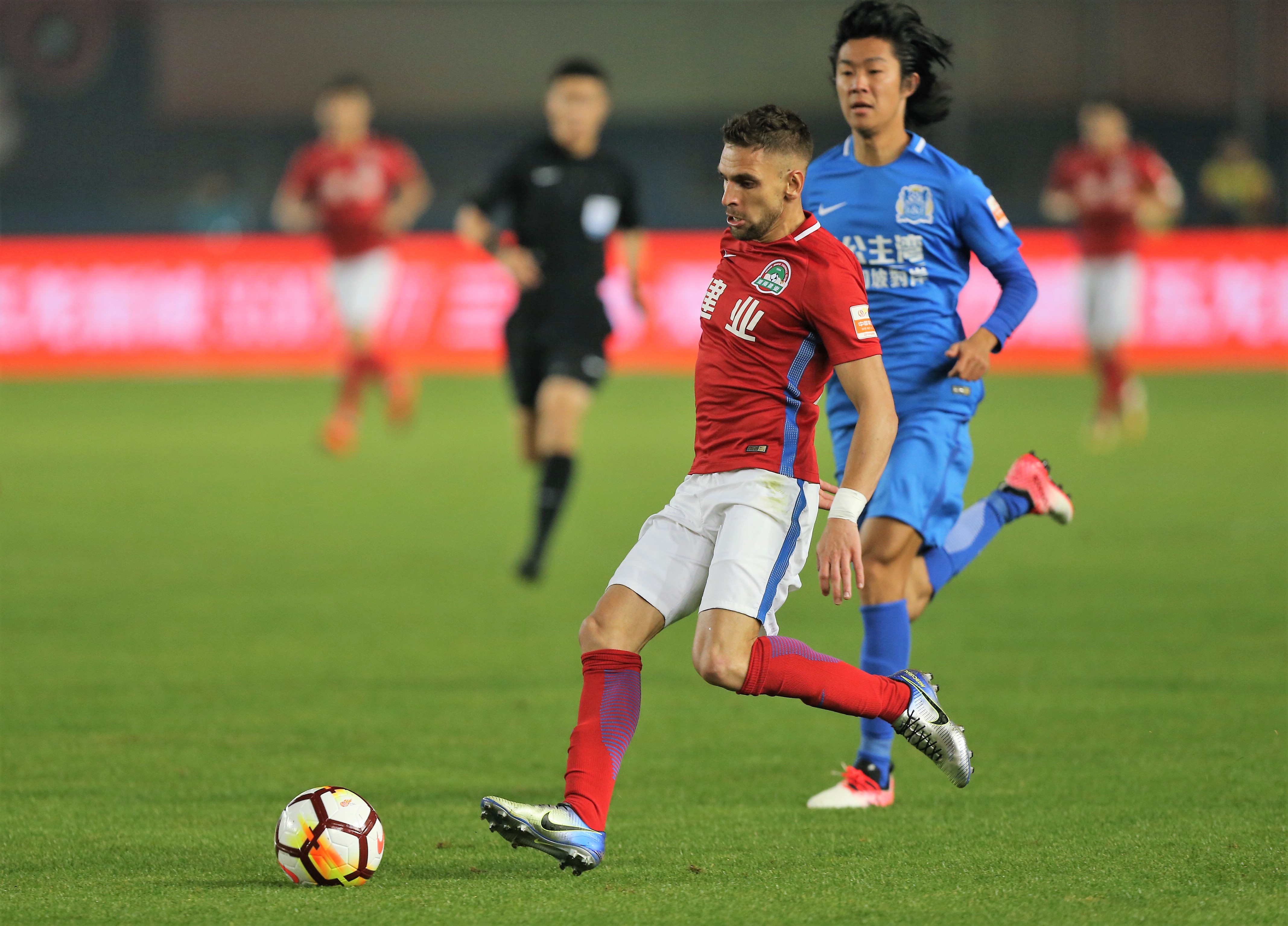 河南建业遭遇连败，保级艰难局面临考验