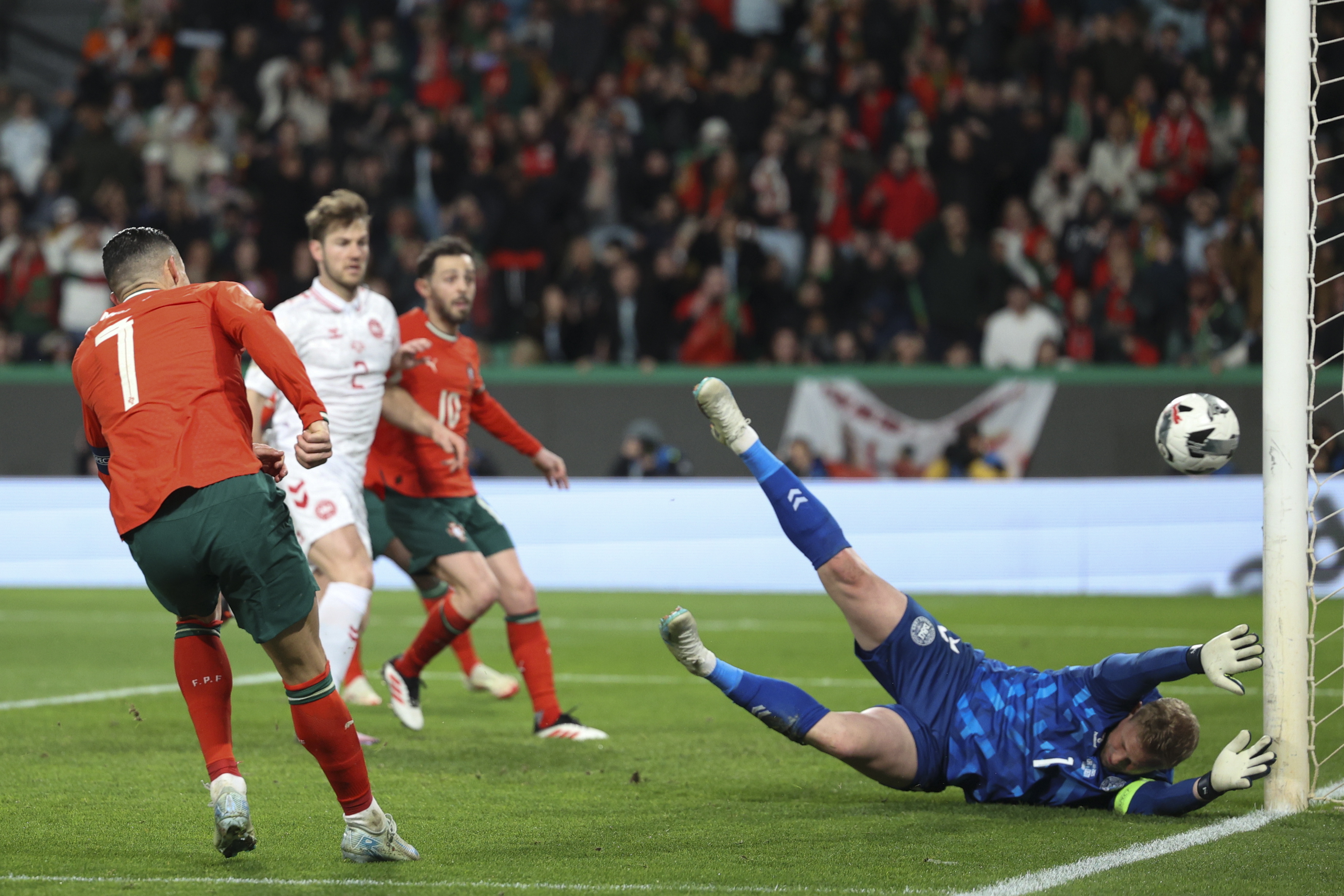 关于欧洲联赛再现激烈对决，球迷目不转睛的信息