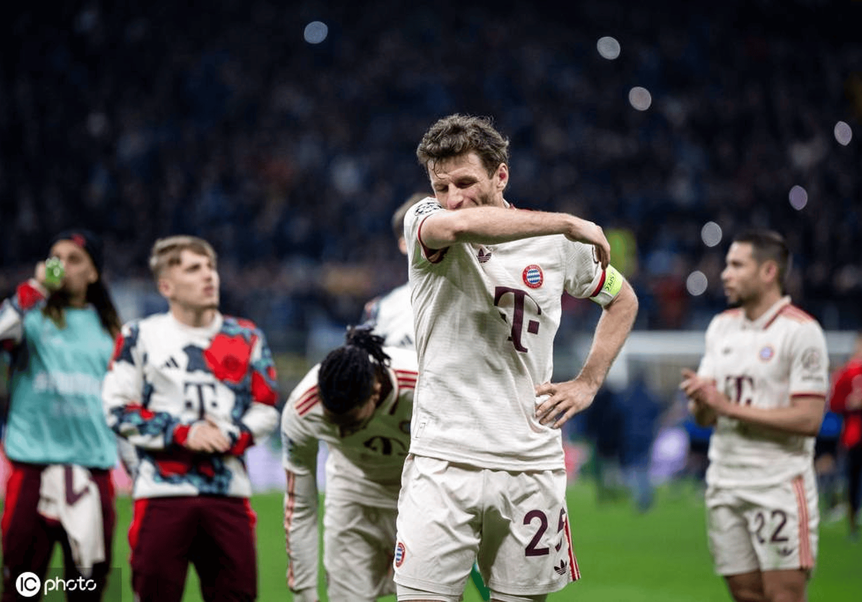 世俱杯官网-拜仁悲情告别冠军梦，主教练露面悲痛欲绝！