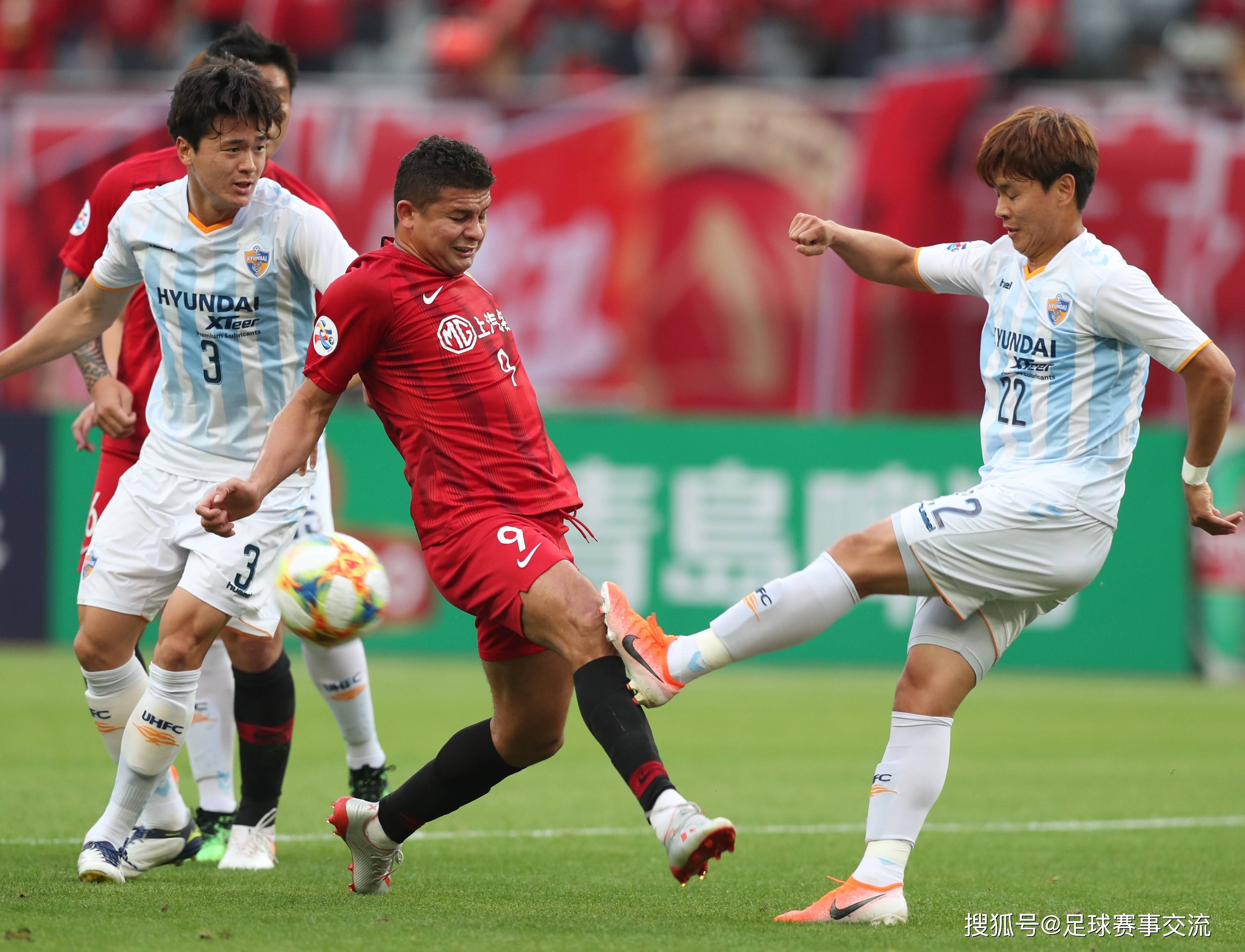 世俱杯冠军-本土足球联赛掀起热议：裁判执法受争议