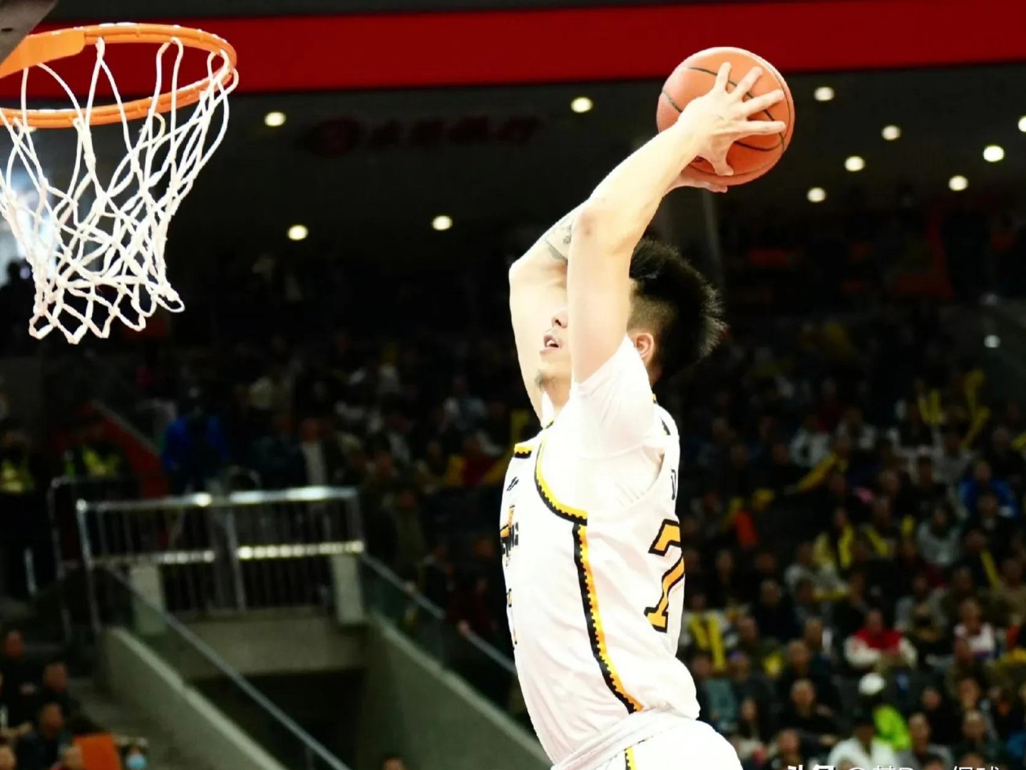 黑龙江男篮客场奋勇争胜，关键球员挺身而出