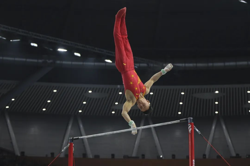 世俱杯赛程-体操选手空中表演赢得阵阵掌声