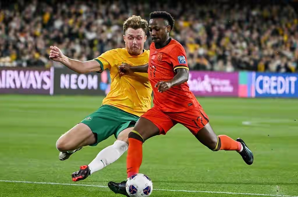 世俱杯奖金-足球比赛中场休息时，球员们调整状态