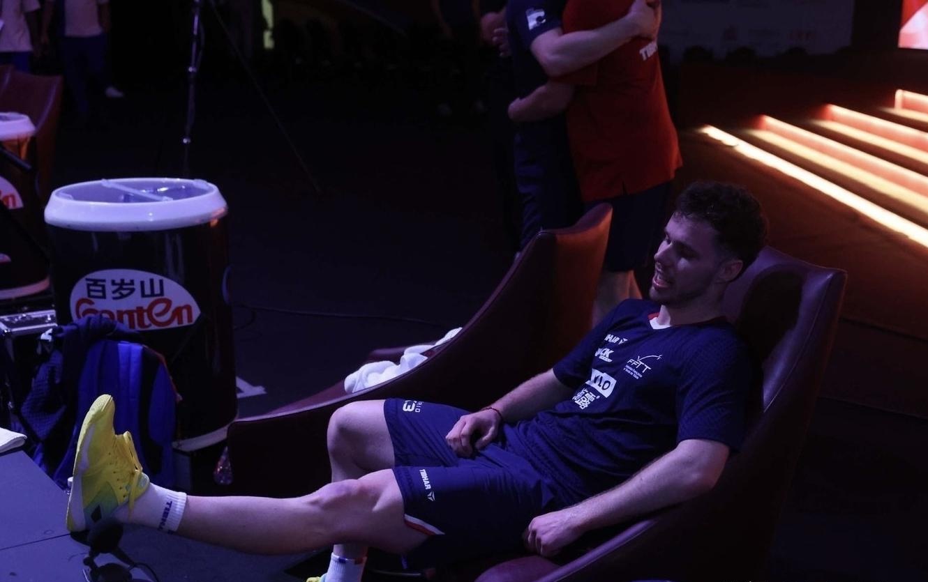 赢球后球员兴奋庆祝激动让人担忧