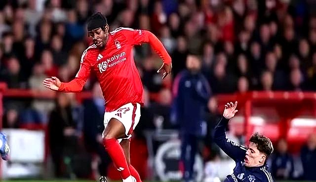 世俱杯参赛资格-门将神勇扑救，助球队逆转战局