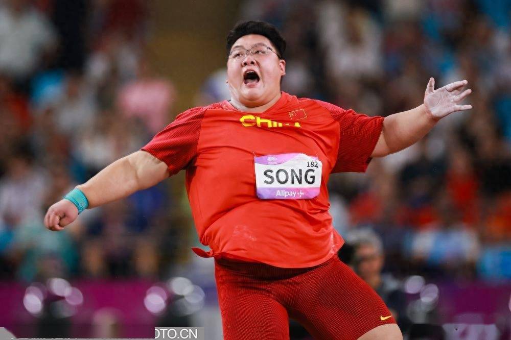 泰国选手获得女子铅球比赛银牌，露出笑容