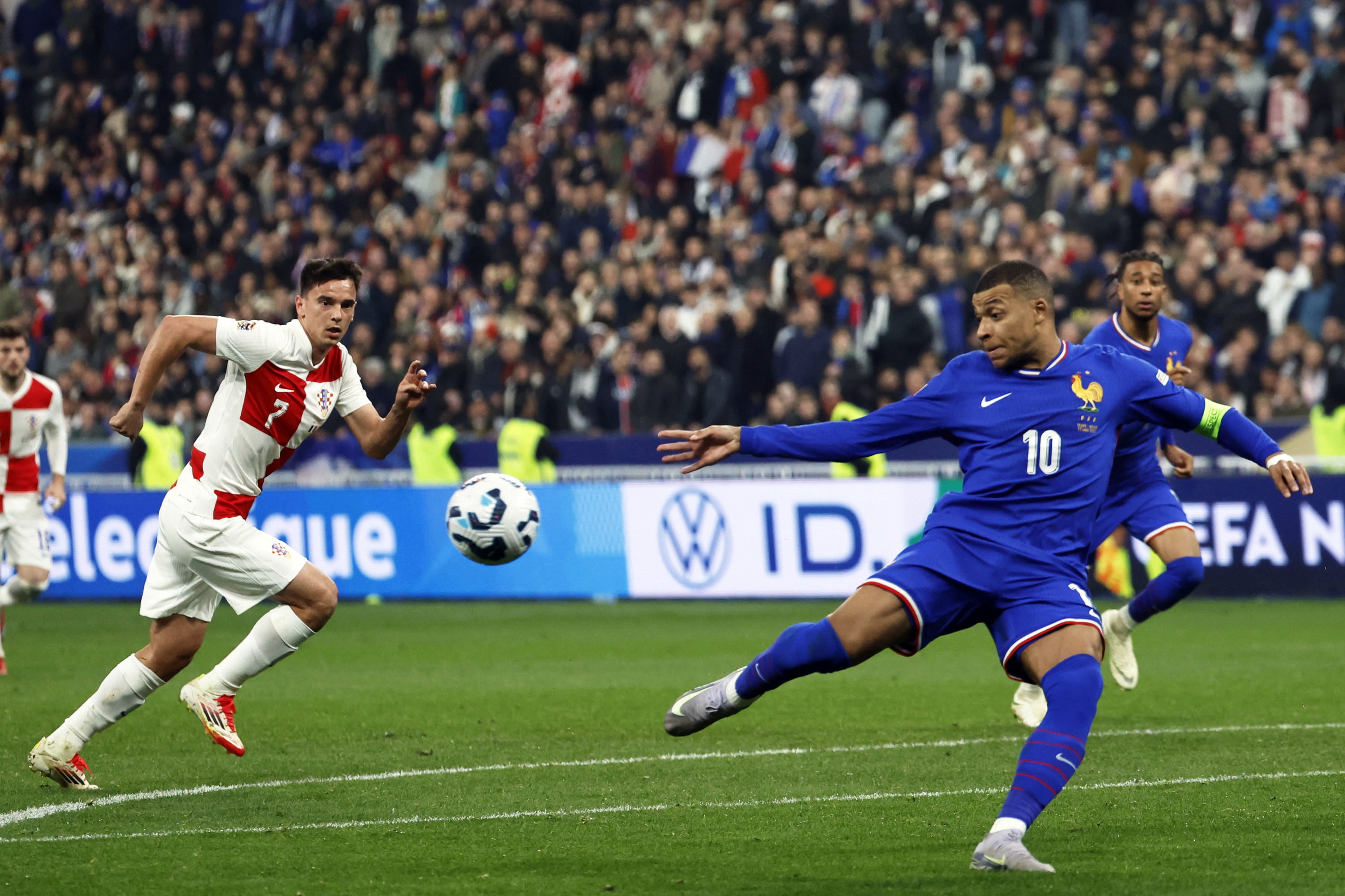 欧国联赛中场上的对抗，球员身体对抗激烈