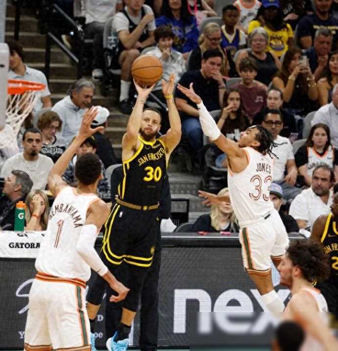 热刺客场绝平沃特福德，仍领跑积分榜