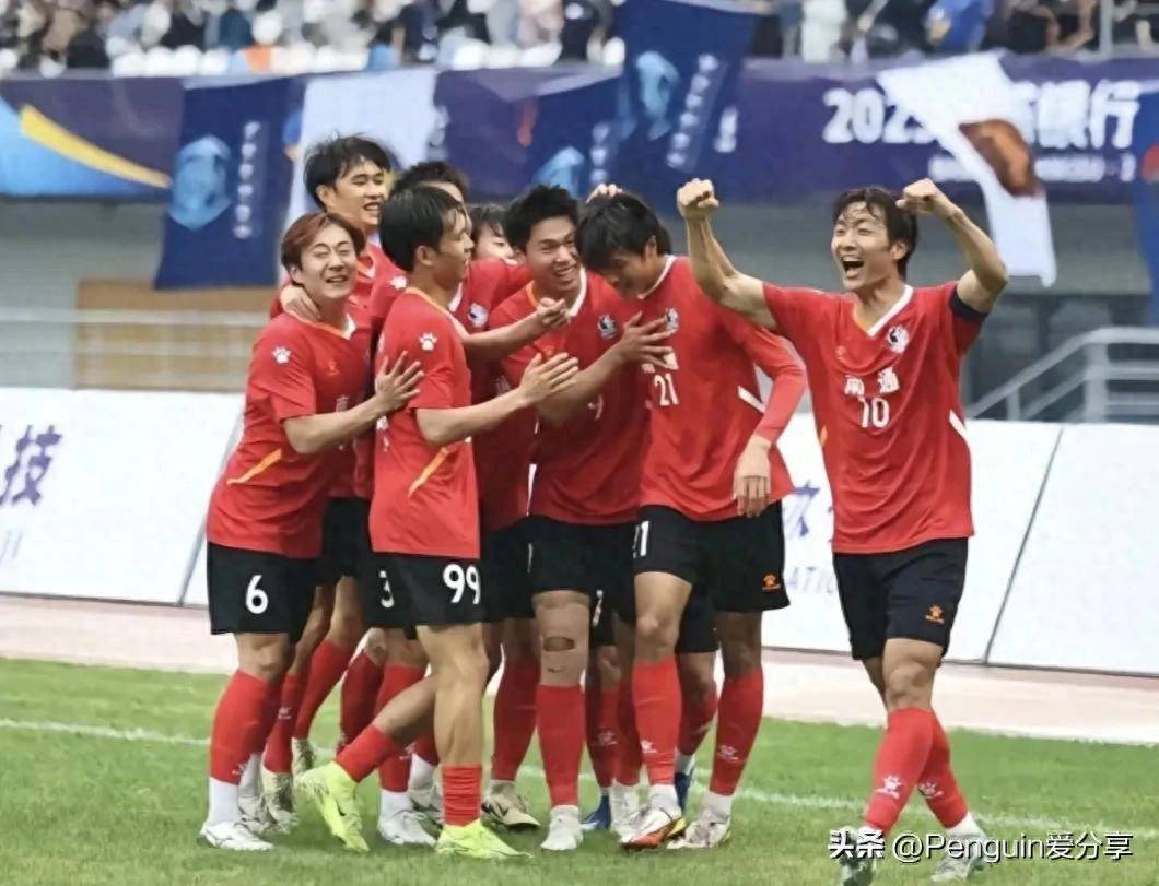 世俱杯决赛-强势球队大获全胜，晋级下一轮比赛