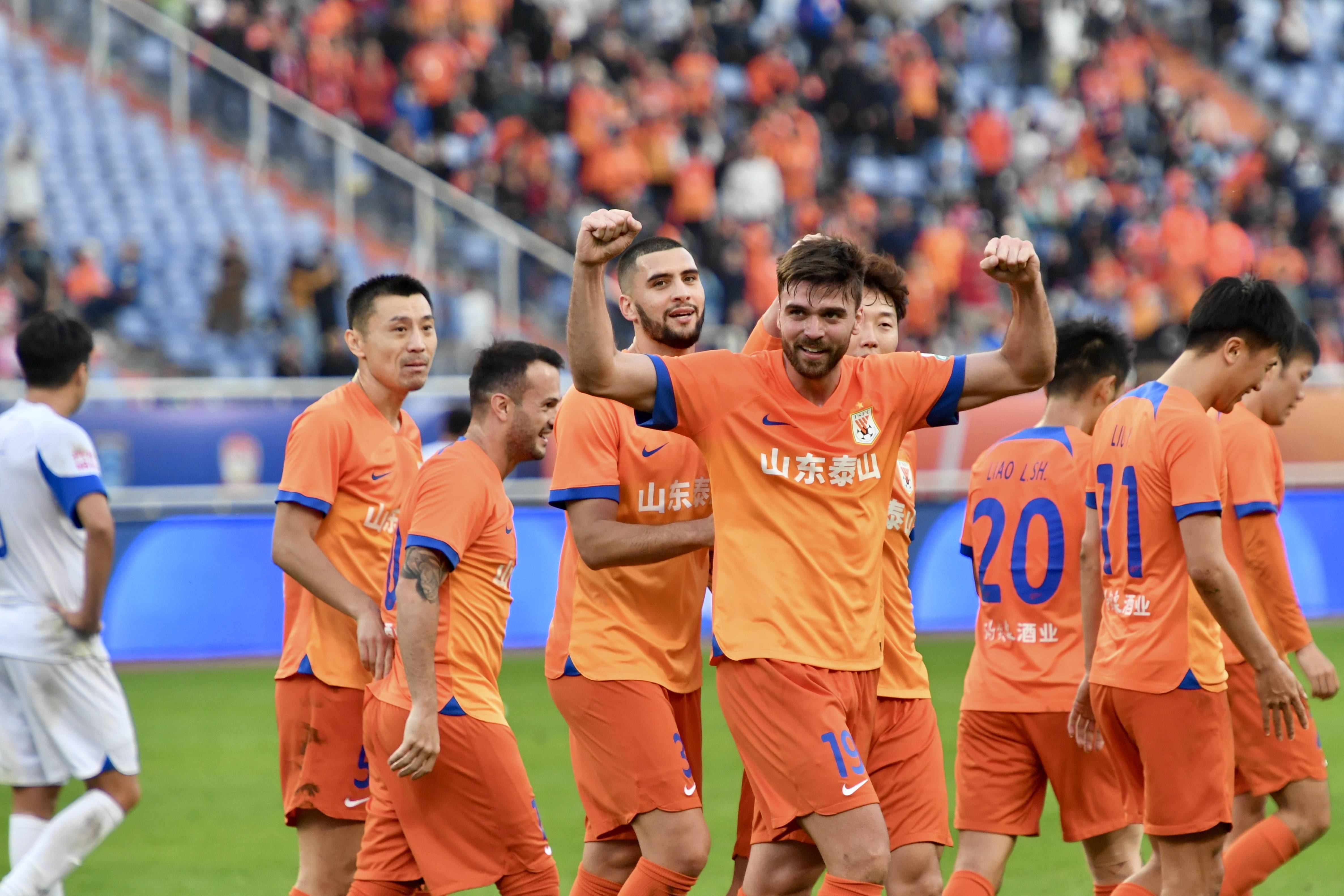 世俱杯改制-亚冠联赛中球队在激烈较量后获得胜利晋级