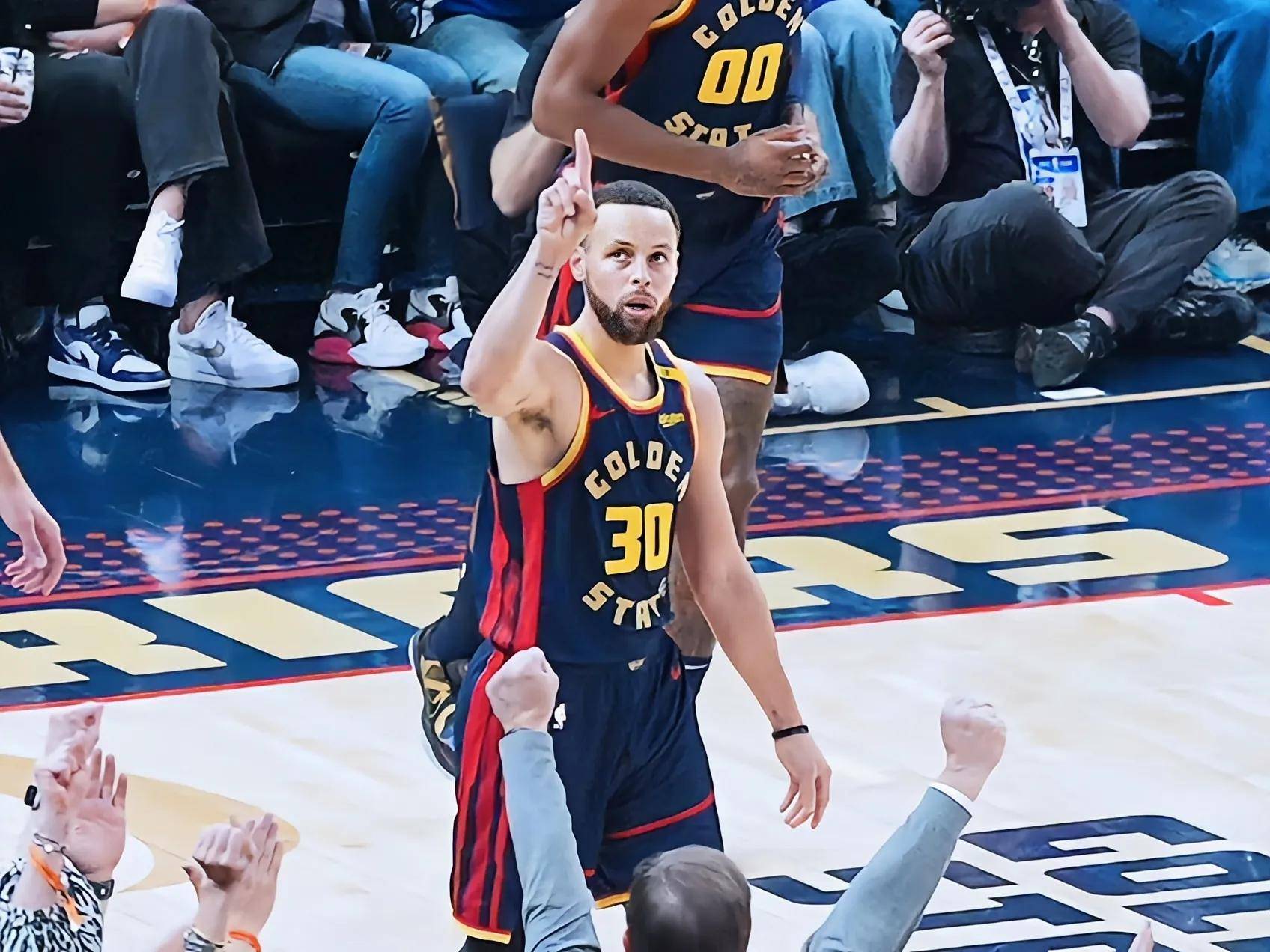 世俱杯冠军-勇士主场121-113击败马刺