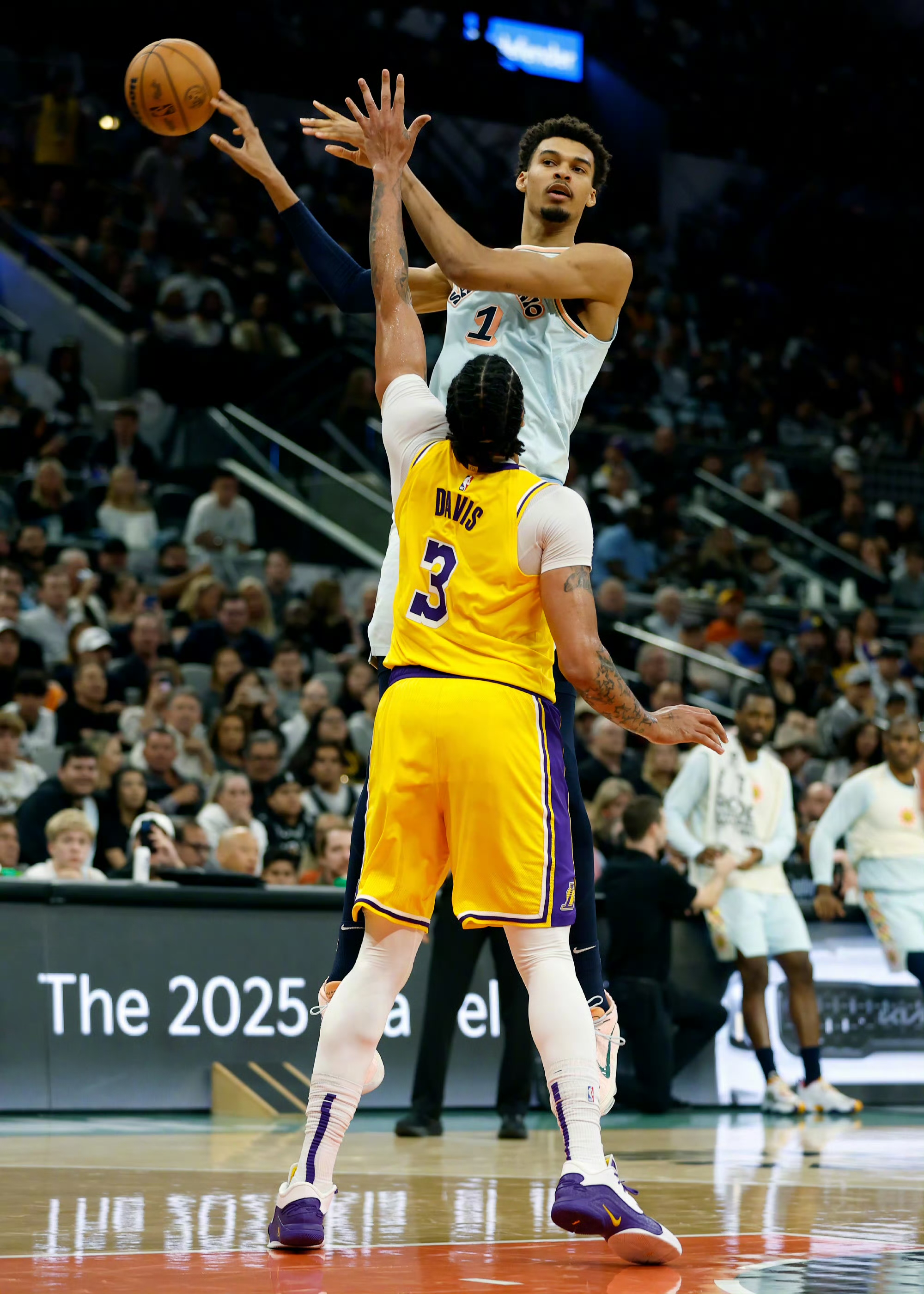 湖人客场击败火箭，詹姆斯砍下全队最高34分