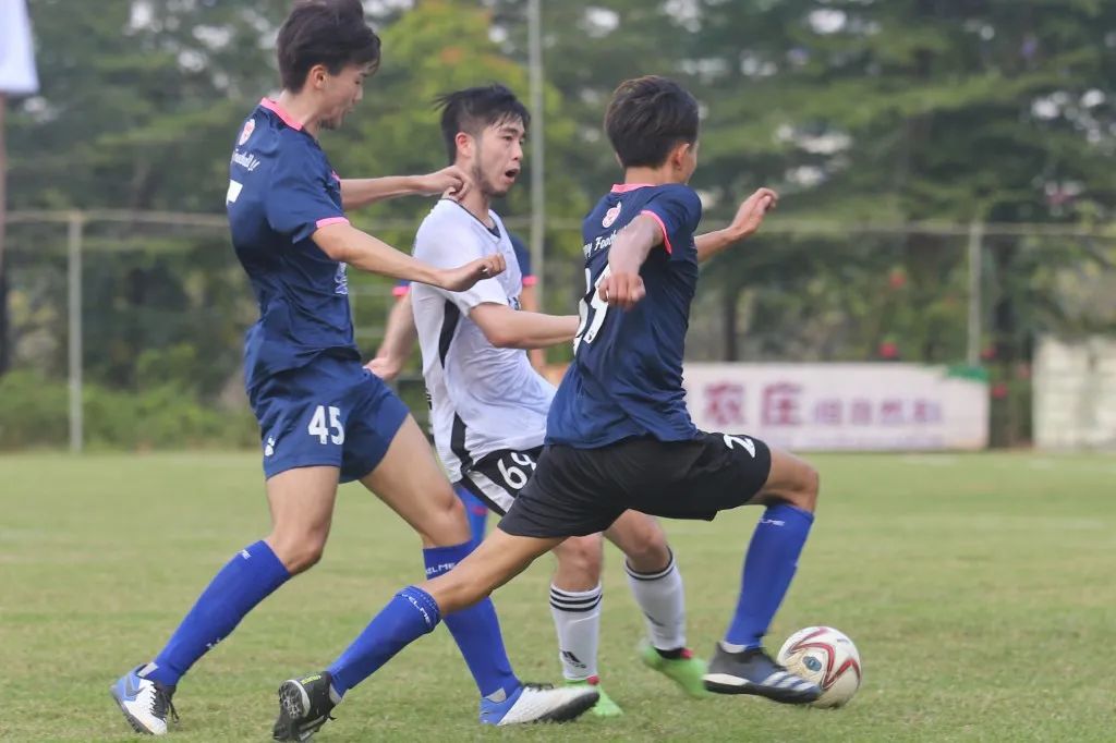 足球锦标赛火热开赛，各队奋力拼搏展现风采！