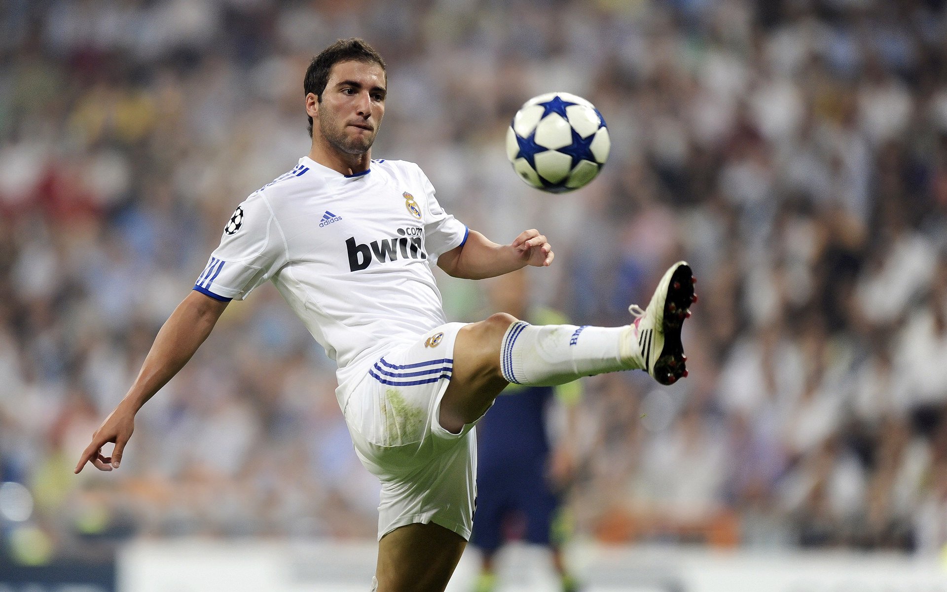 世俱杯赛程-于刹那逆转处听惊雷，从绿茵场到赛道，谱写人类意志的史诗